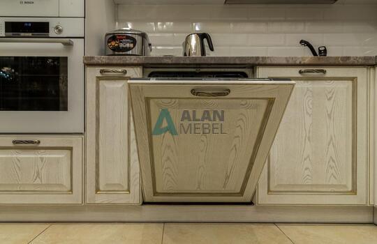 Угловая кухня из массива ясеня с патиной по индивидуальным размерам 