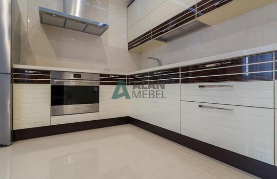 угловая кухня глянцевая со вставками натурального шпона под лаком на заказ 