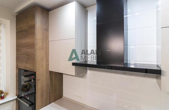 Угловая кухня под дерево без ручек с матовыми фасадами 