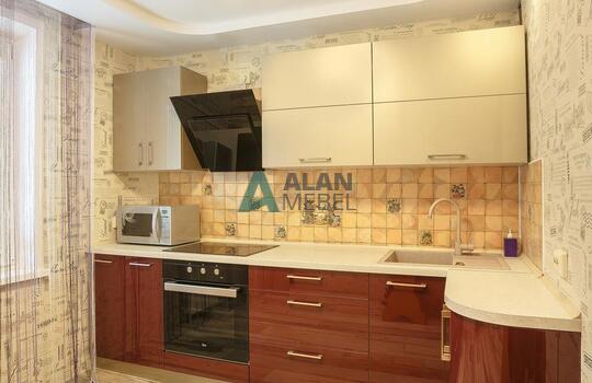 глянцевая акриловая кухня с темным низом и светлым верхом на заказ в квартиру 