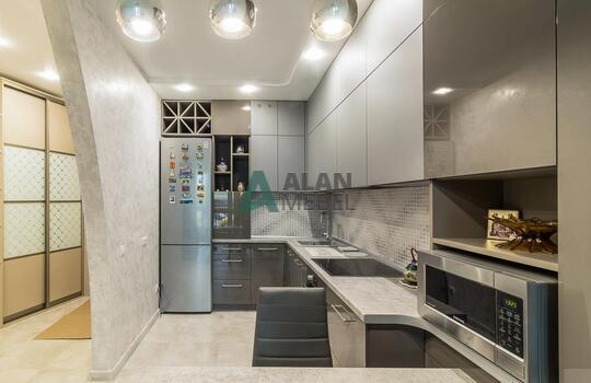 Угловая современная кухня под потолок 