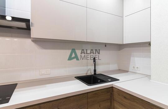 Угловая кухня под дерево без ручек с матовыми фасадами 