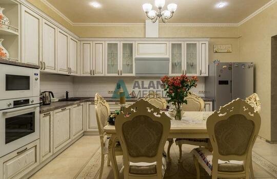 Угловая кухня из массива ясеня с патиной по индивидуальным размерам 