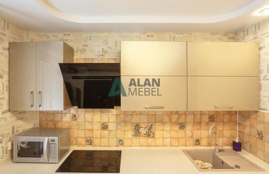 глянцевая акриловая кухня с темным низом и светлым верхом на заказ в квартиру 