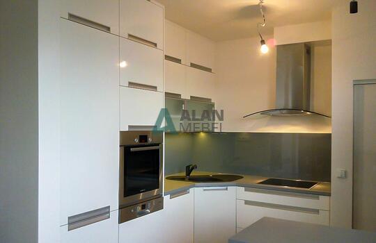 Кухня современная со встроенной техникой и угловой мойкой на заказ по размерам заказчика 