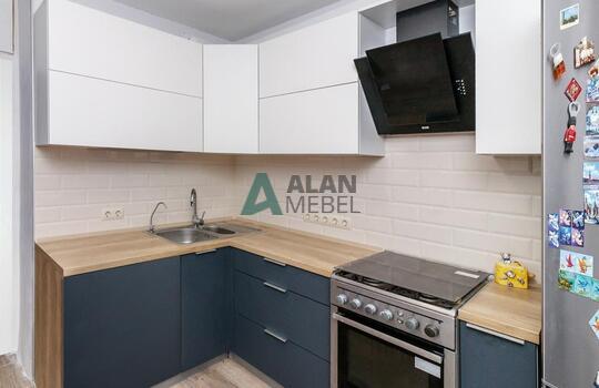 кухня углового типа в минималистичном стиле с белым верхом и серым низом без ручек по индивидуальному размеру 