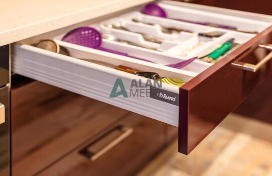 глянцевая акриловая кухня с темным низом и светлым верхом на заказ в квартиру 