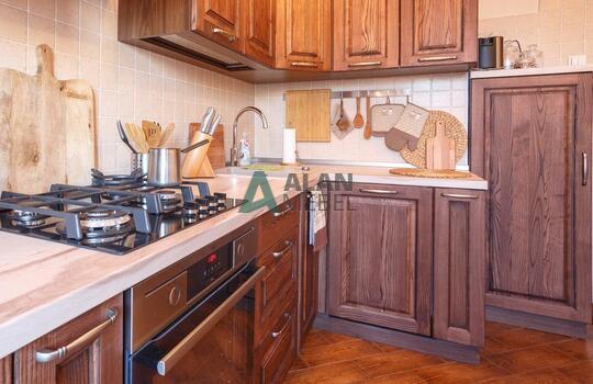 качественная угловая кухня с фасадами из массива ясеня на заказ 