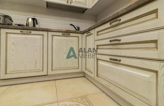 Угловая кухня из массива ясеня с патиной по индивидуальным размерам 