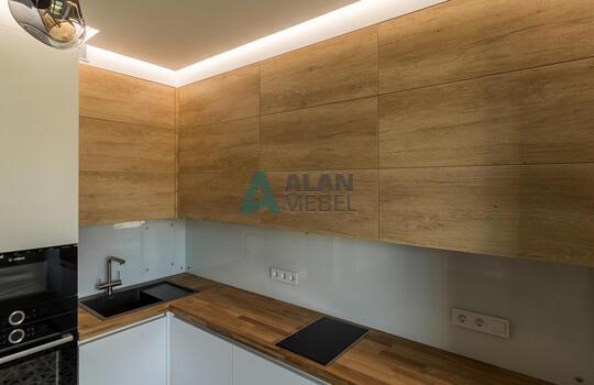 Современная угловая кухня до потолка 