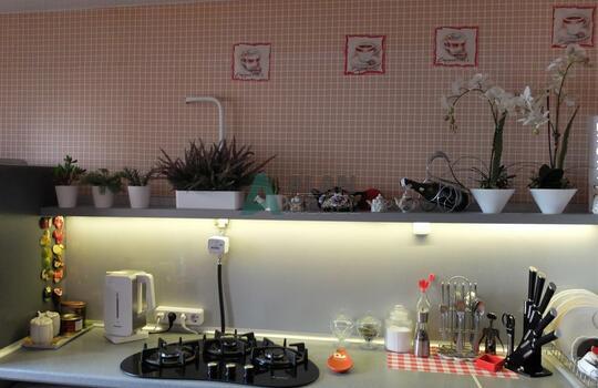 черная кухня из пластика в маленькую кухню на заказ по размерам 