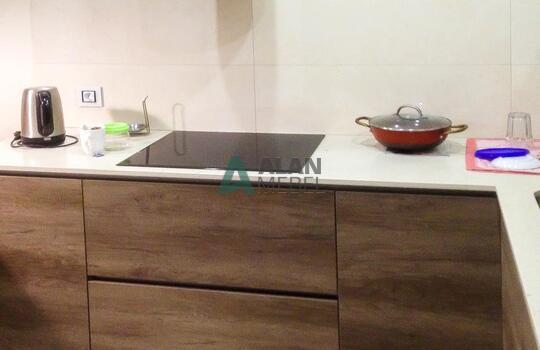 маленькая Г-образная кухня без ручек с белым верхом и темным низом по индивидуальному размеру в минске 