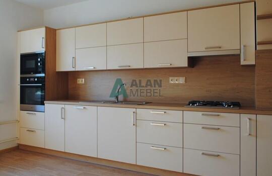 бежевая прямая кухня с фасадами под дерево с ручками по индивидуальному размеру на заказ 