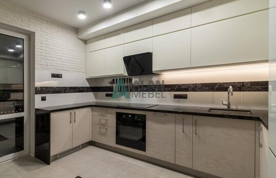 современная п-образная кухня из шпона ясеня бежевого цвета с черной глянцевой столешницей 