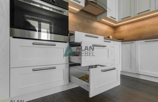 Кухня угловая с фасадами из натурального дерева, под потолок, столешница с еврозапилом 