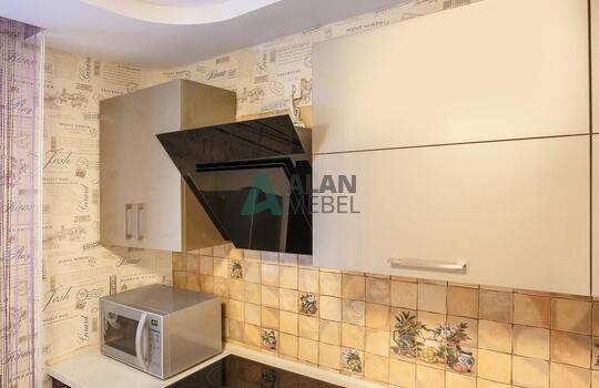 глянцевая акриловая кухня с темным низом и светлым верхом на заказ в квартиру 