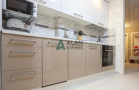 прямая встроенная кухня с глянцевыми фасадами в светлых оттенках 