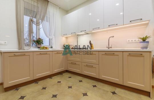 Кухня в частный дом в классическом стиле бежевого цвета с рамочными фасадаи на заказ 