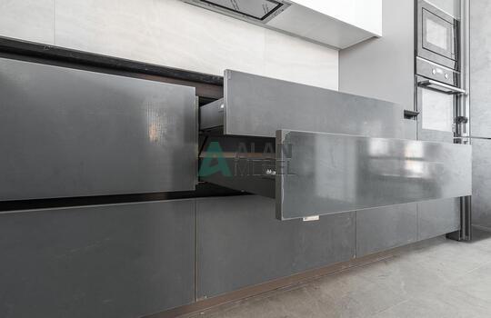 Угловая кухня под дерево с подсветкой и барной стойкой 