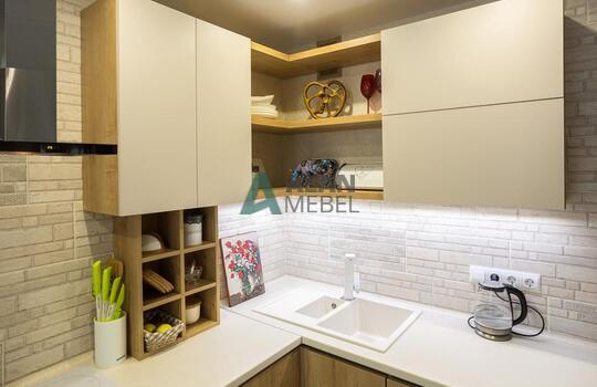 угловая акриловая кухня и ДСП под дерево в светлых отттенках и современном стиле на заказ 