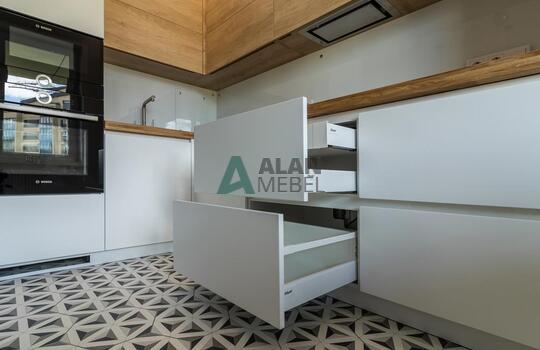 Современная угловая кухня до потолка 