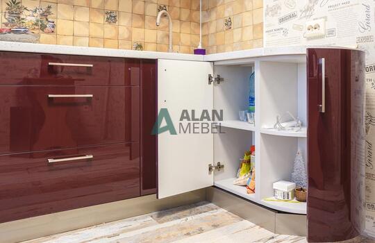 глянцевая акриловая кухня с темным низом и светлым верхом на заказ в квартиру 