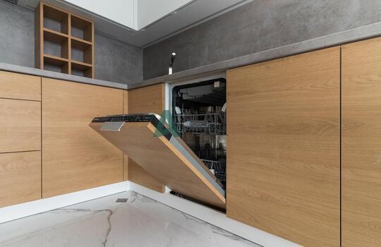 Кухня современная угловая с белым верхом и бежевым низом без ручек по индивидуальному размеру 