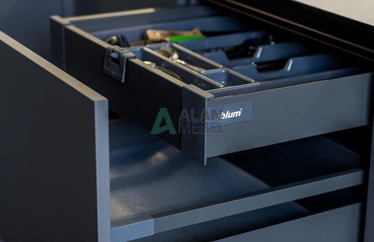 Современная угловая кухня с барной стойкой 