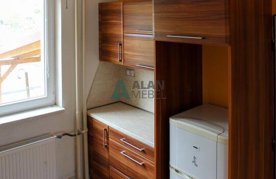 прямая кухня с матовыми фасадами под натуральное дерево и светлой столешницей 