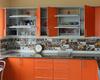 большая Г-образная кухня оранжевого цвета с темной столешницей под заказ по индивидуальным размерам
