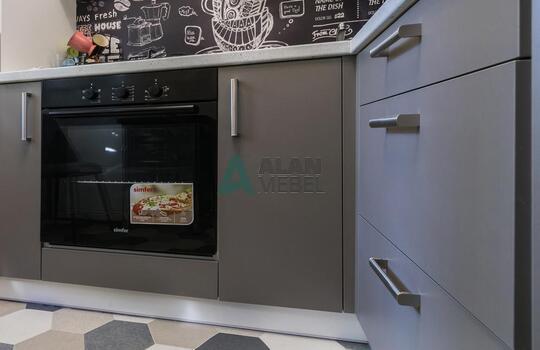 Современная строгая кухня с фасадами из древесно стружечной плиты в серо-белых тонах 