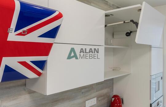 Угловая светлая кухня с матовыми фасадами из МДФ, без ручек 