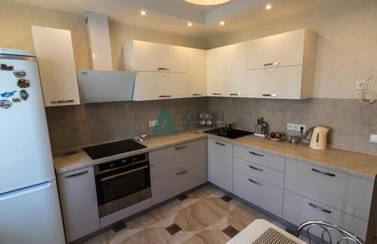 угловая глянцевая акриловая кухня светлого оттенка на заказ 