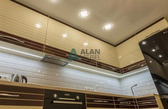 Стильная угловая кухня кухня, фасады МДФ глянцевый со вставками из натурального шпона под лаком 