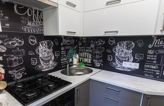 Современная строгая кухня с фасадами из древесно стружечной плиты в серо-белых тонах 