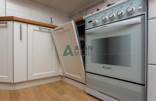 угловая кухня белого цвета с рамочными фасадами и стеклом на заказ 