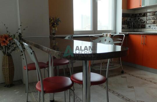 большая Г-образная кухня оранжевого цвета с темной столешницей под заказ по индивидуальным размерам 