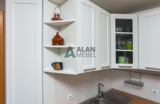 угловая кухня белого цвета с рамочными фасадами и стеклом на заказ 