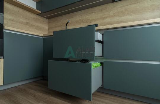 Угловая кухня под дерево с зелеными фасадами из феникса (FENIX) 