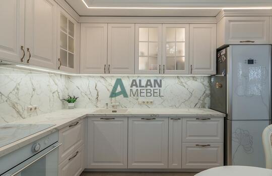 Классическая кухня из массива ясеня 