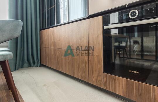 Стильная угловая кухня, фасады МДФ глянцевый со вставками из натурального шпона под лаком 