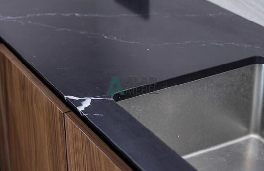 Стильная угловая кухня, фасады МДФ глянцевый со вставками из натурального шпона под лаком 