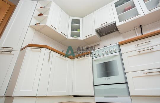 угловая кухня белого цвета с рамочными фасадами и стеклом на заказ 