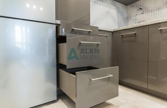 Угловая современная кухня под потолок 