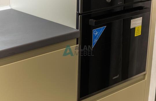 Угловая кухня без ручек со встроенной техникой 