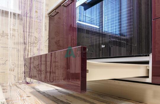 глянцевая акриловая кухня с темным низом и светлым верхом на заказ в квартиру 