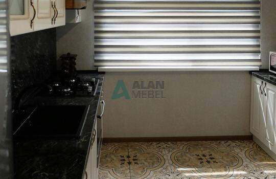 белая кухня с рамочными фасадами из МДФ со шпоном ясеня и столешницей под черный камень 