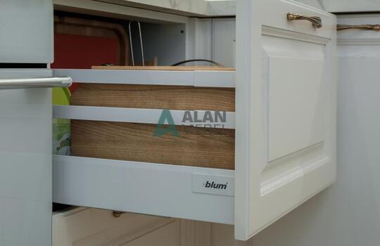 Классическая кухня из массива ясеня 