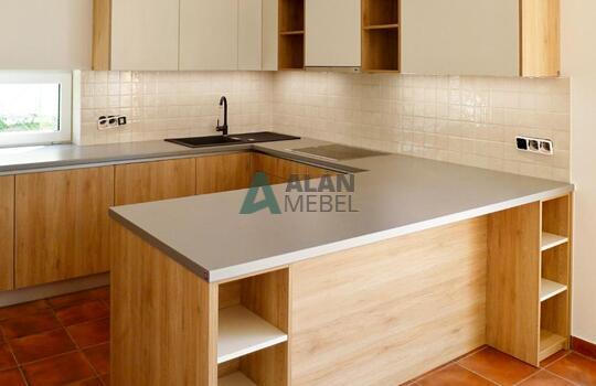 большая встроенная кухня под дерево светлого цвета в частный дом 