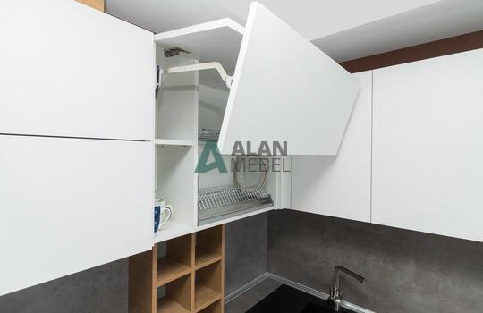 Кухня современная угловая с белым верхом и бежевым низом без ручек по индивидуальному размеру 